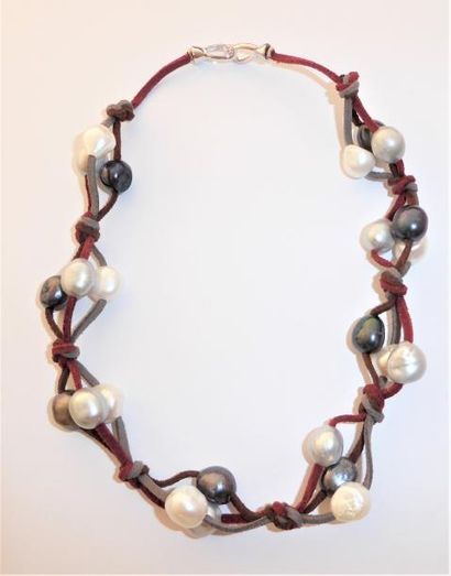 COLLIER torsadé 24 perles d'ED bleu fermoir...